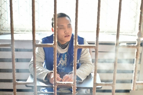 男子抢劫强奸女子逃跑时掉粪坑 为跑赢警察练跑步