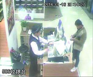 男子专守ATM机旁抢劫逃跑路上男扮女装