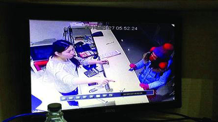 男子专守ATM机旁抢劫逃跑路上男扮女装