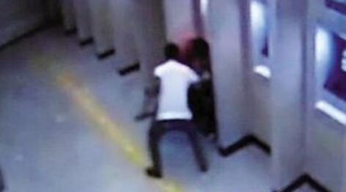 男子为证明自己持刀抢劫被捕（网络配图）