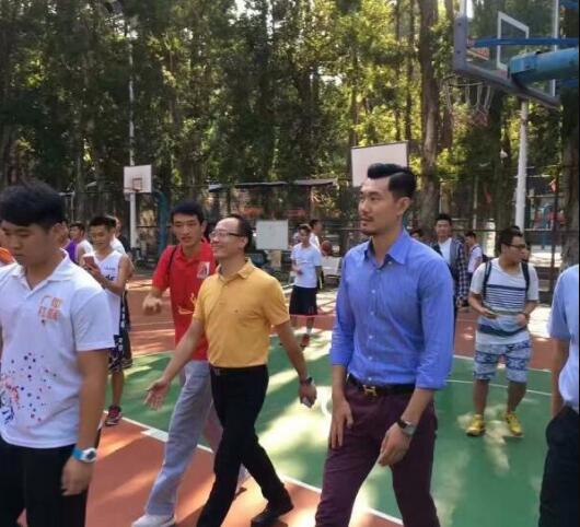 王仕鹏回母校