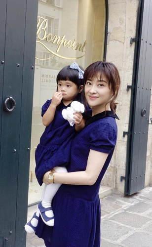 梅婷全家福曝光，儿女双全，家庭幸福美满 