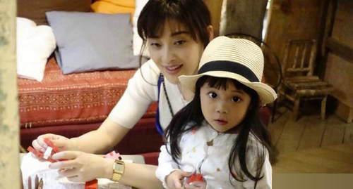 梅婷全家福曝光，儿女双全，家庭幸福美满 