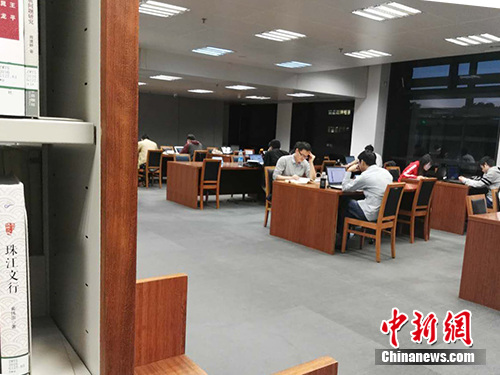 国家图书馆中的读者。<a target='_blank' href='http://www.chinanews.com/' >中新网</a>记者 宋宇晟 摄