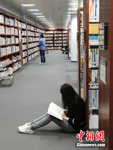 国家图书馆内席地而坐的读者。<a target='_blank' href='http://www.chinanews.com/' >中新网</a>记者 宋宇晟 摄