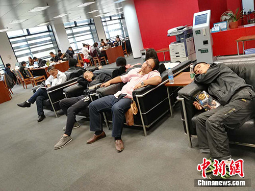 记者在国图看到，在类似沙发的座位上，几位读者正在睡觉，有人手中还捧着书。<a target='_blank' href='http://www.chinanews.com/' >中新网</a>记者 宋宇晟 摄