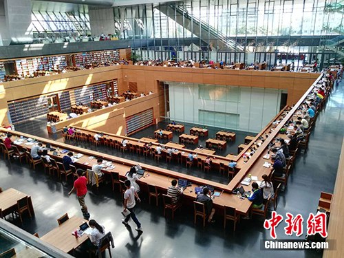 即便是工作日，国家图书馆阅览室内也有不少人在自习阅读。<a target='_blank' href='http://www.chinanews.com/' >中新网</a>记者 宋宇晟 摄