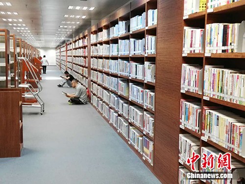 国家图书馆内席地而坐的读者。<a target='_blank' href='http://www.chinanews.com/' >中新网</a>记者 宋宇晟 摄