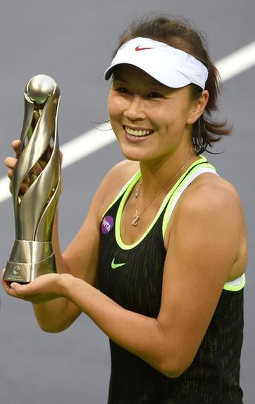 10月16日，彭帅在颁奖仪式上庆祝夺冠。当日，在2016国际女子网球协会（WTA）天津网球公开赛单打决赛中，中国选手彭帅以2比0战胜美国选手艾莉森·里斯克，获得冠军。新华社记者连漪摄