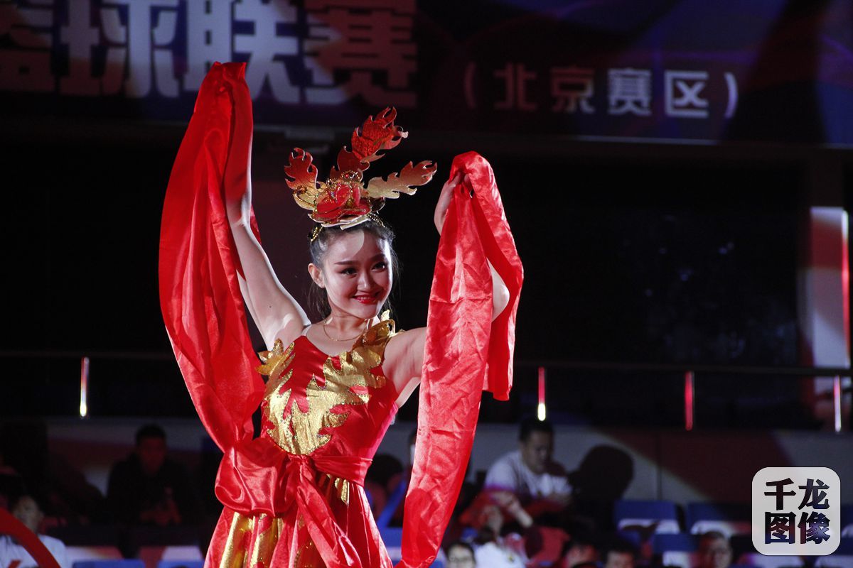 10月16日，首钢女篮在主场迎来2016-17赛季（WCBA）女篮联赛揭幕战。图为开幕式文艺演出。千龙网记者 石凝摄