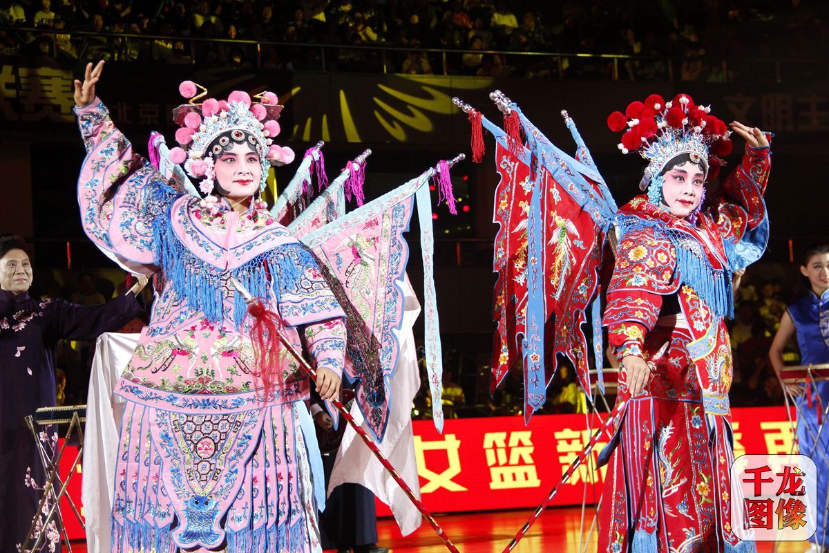 10月16日，首钢女篮在主场迎来2016-17赛季（WCBA）女篮联赛揭幕战。图为开幕式文艺演出。千龙网记者 石凝摄