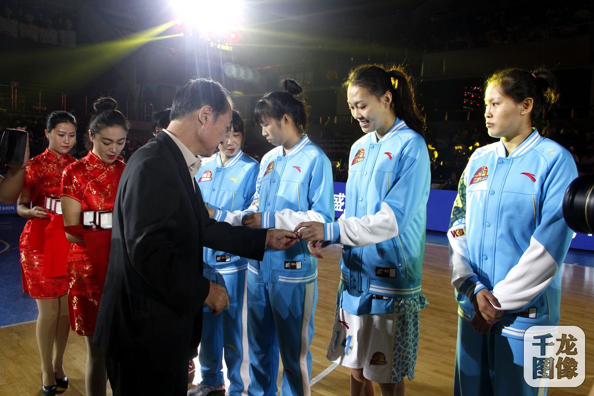 10月16日，首钢女篮在主场迎来2016-17赛季（WCBA）女篮联赛揭幕战。图为国家体育总局篮球运动管理中心副主任胡加时向首钢女篮颁发冠军戒指。千龙网记者 石凝摄
