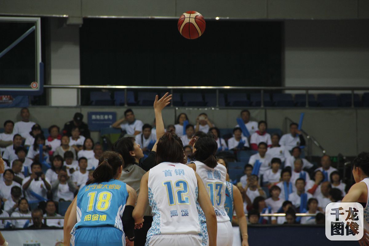10月16日，2016-17赛季（WCBA）女篮联赛揭幕战，北京72-62战胜辽宁。图为比赛跳球瞬间。千龙网记者 石凝摄
