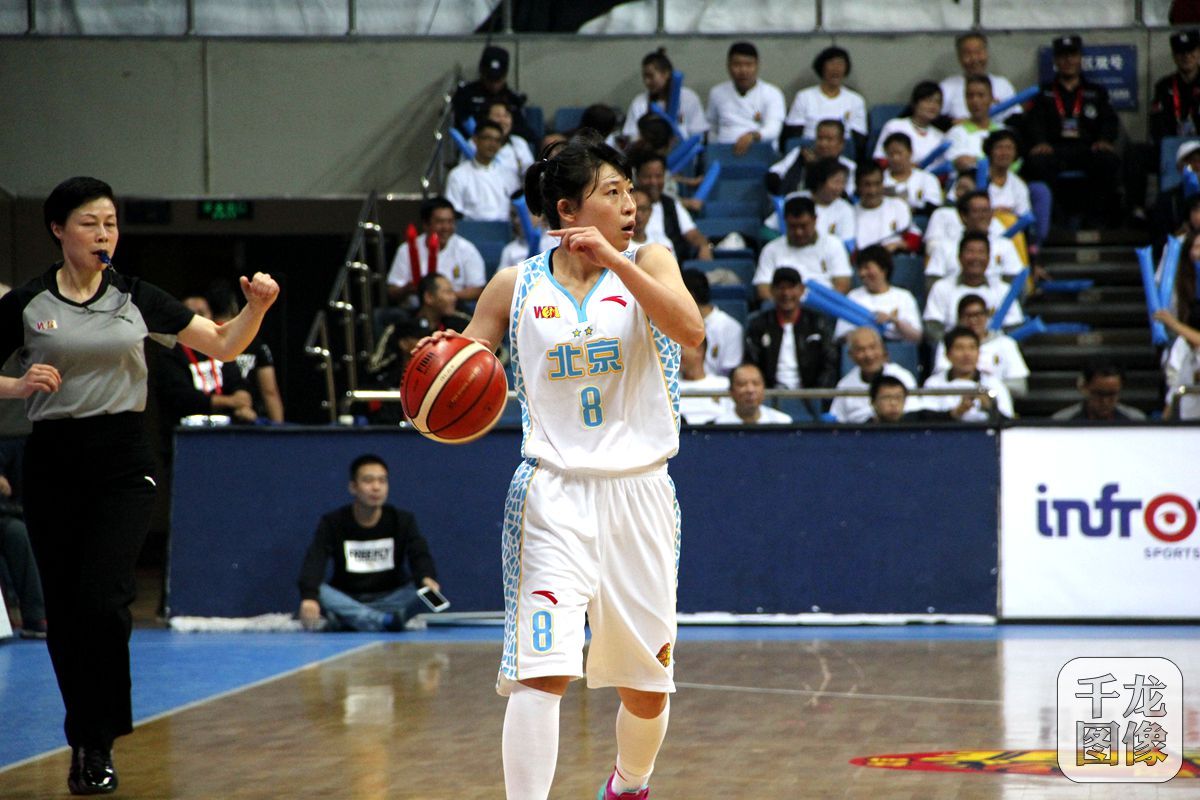 10月16日，2016-17赛季（WCBA）女篮联赛揭幕战，北京72-62战胜辽宁。图为比赛瞬间。千龙网记者 石凝摄