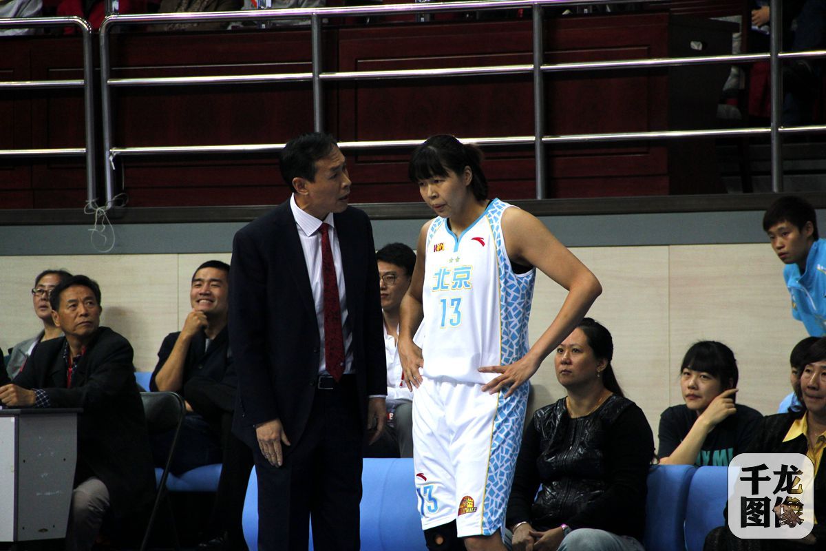 10月16日，2016-17赛季（WCBA）女篮联赛揭幕战，北京72-62战胜辽宁。图为北京首钢主教练许利民向队员布置战术。千龙网记者 石凝摄