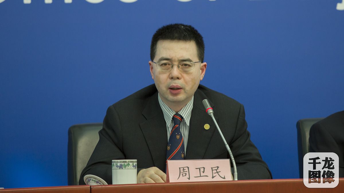 北京市投资促进局局长周卫民答记者问。