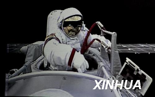 9月27日，执行神舟七号载人航天飞行出舱活动任务的航天员翟志刚正在出舱（摄于北京航天飞行控制中心大屏幕）。