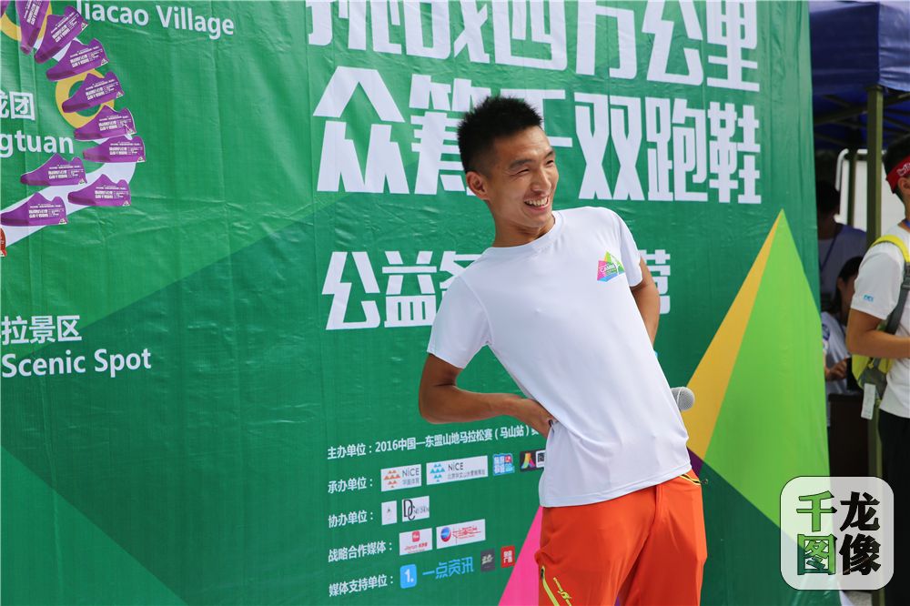 教练顾冰指导热身  摄影 李晓玫