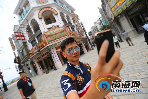 网媒记者探访海口冯小刚电影公社 体验民国穿