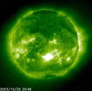 2003年10月29日，SOHO卫星观测到X10级耀斑