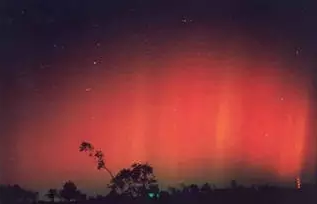 2003年10月29日，“万圣节事件”引发的极光。摄于Houston, Texas（纬度相当于我国重庆）