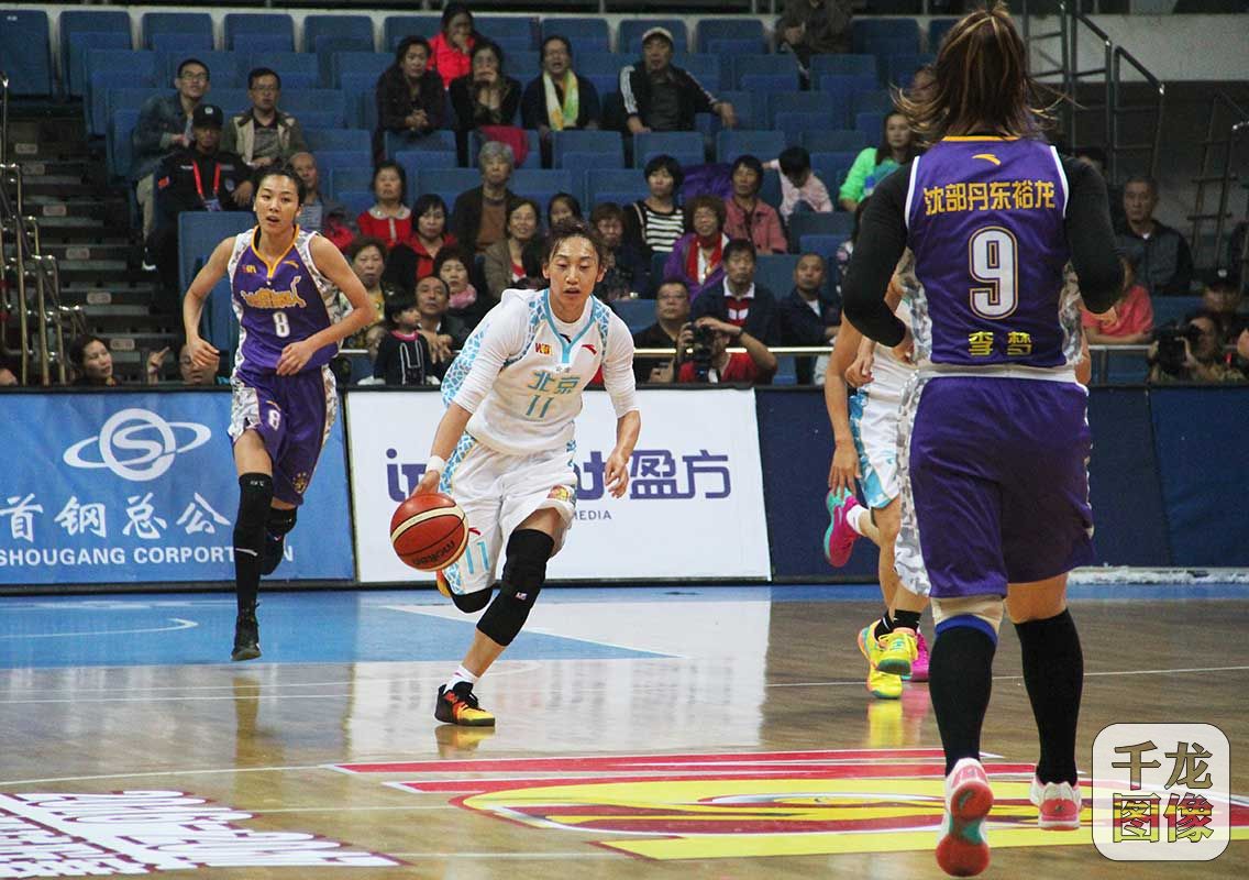 10月18日晚，WCBA常规赛，北京首钢以85比72战胜沈部丹东裕龙。图为首钢球员史秀峰运球过半场。千龙网实习记者 刘宇坤摄