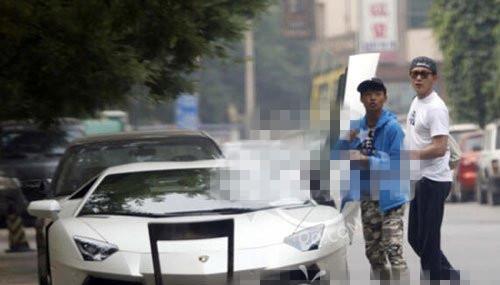 李晨身家10亿出身军人家庭 家世背景揭秘身价惊人不输范爷