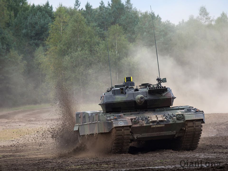06.演习中的豹2A5坦克。