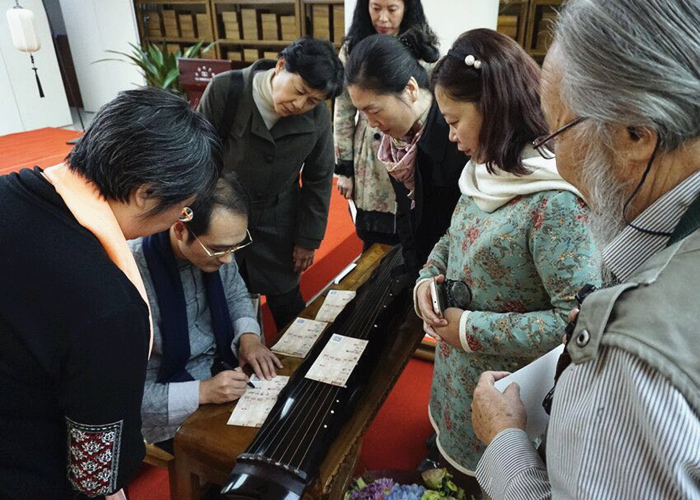 吴寒老师给观众赠送古琴书签并签名_副本