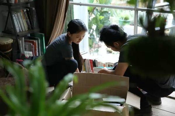 大四，当身边的同学都忙于实习、应聘。茹萍干脆一个转身，回到福建闽南诏安的小村镇里，和男朋友黑土一起，隐居在家乡的深山里。花了两个月，给自己造了一座300㎡的小仙居，从此与花草为伴，与植物一起生长。