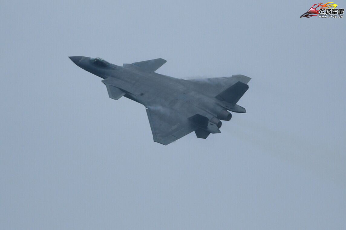 网友拍摄国产歼-20战机在阴天试飞 拉出绚丽白