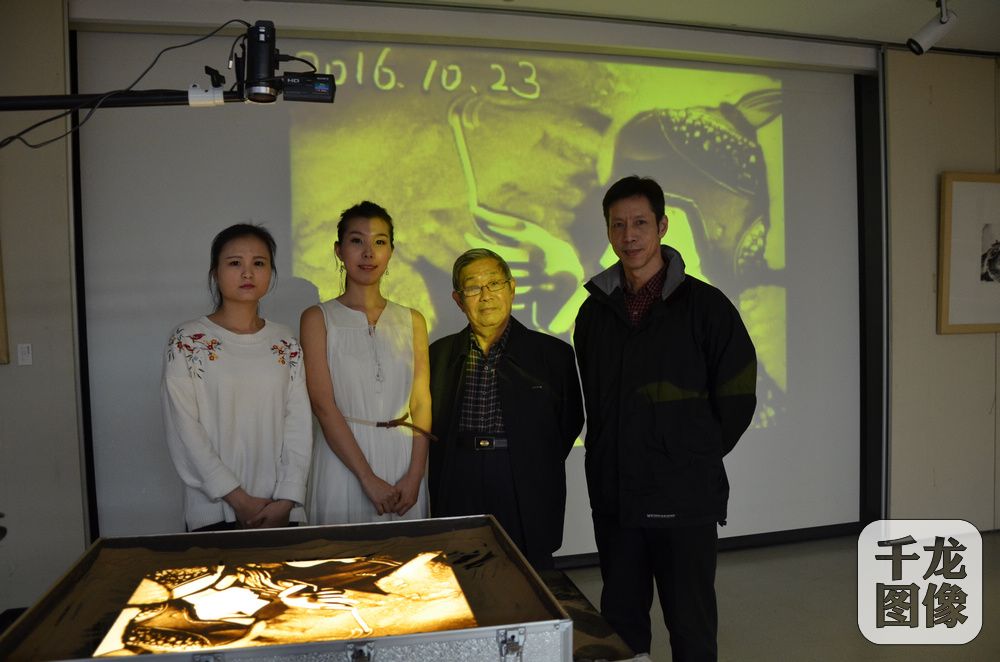 张恒教授与杨柳老师和涵芬楼书店工作人员合影留念 (2)