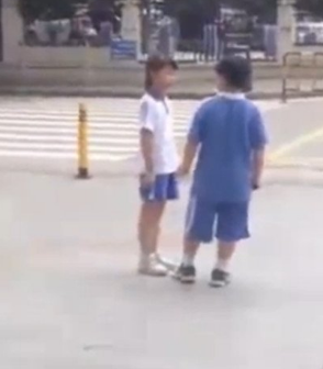小学生当街闹分手
