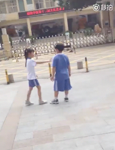 俩小学生当街闹分手：你的辣条是我买的