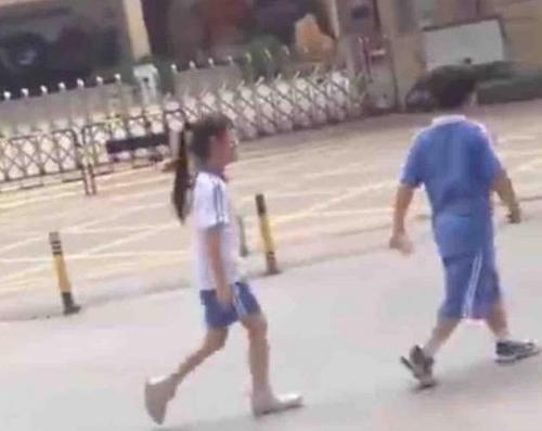 小学生当街闹分手