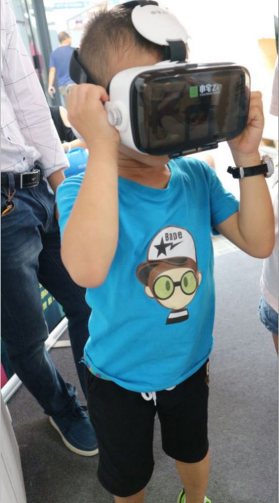 小孩在体验小宅Z4