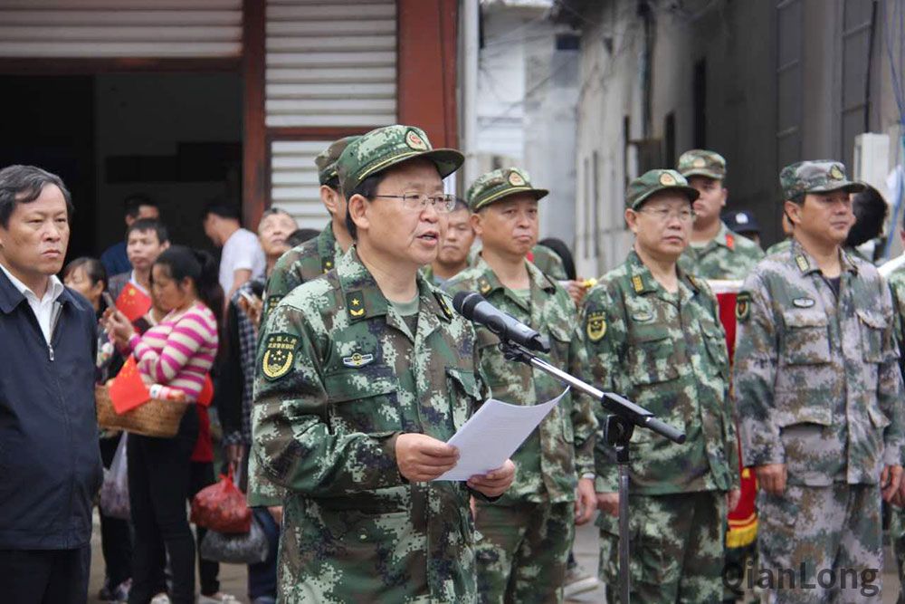 浙江丽水苏村群众泪别救援武警交通官兵 让我