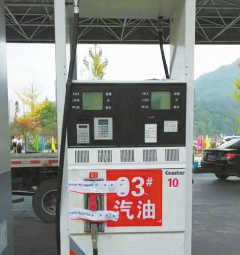 四川一加油站的汽油里掺水 致30辆汽车熄火