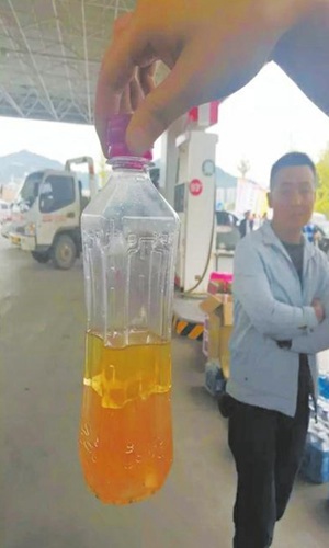 四川一加油站的汽油里掺水 致30辆汽车熄火