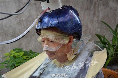 四川男子钻研16年发明“自动洗头机”