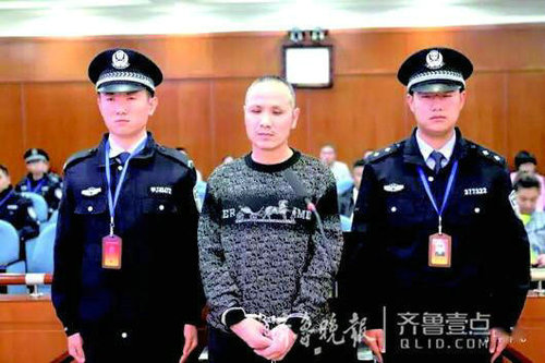 被告人贾村坝受审