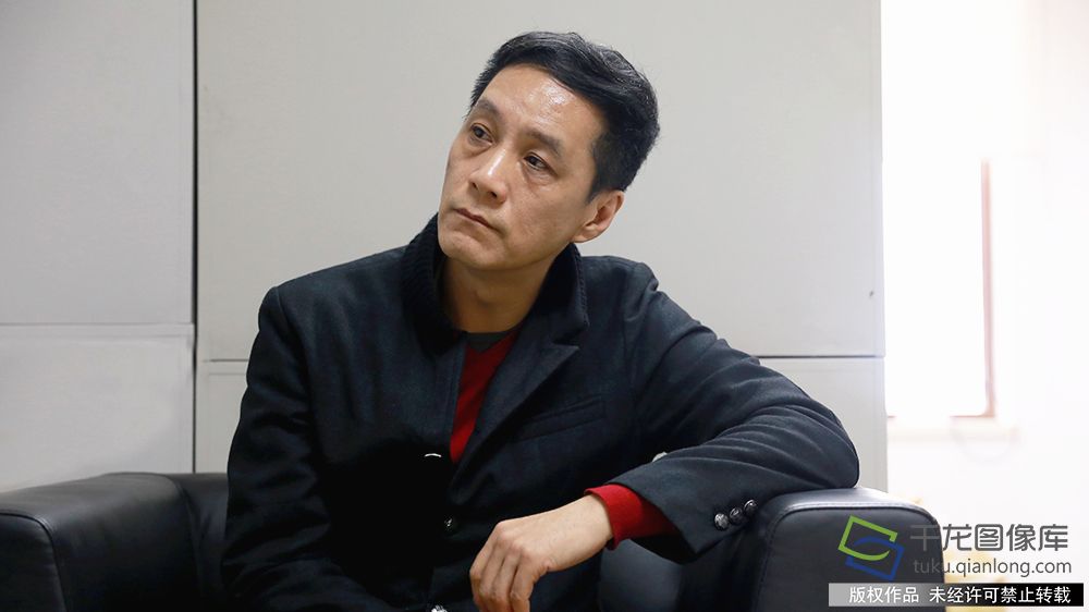 2.10月24日，北京十月文学月·叶广芩京味文学创作研讨会在北京出版集团举办。图为演员冯远征接受千龙网记者专访。千龙网记者 鄂晓颖摄_副本
