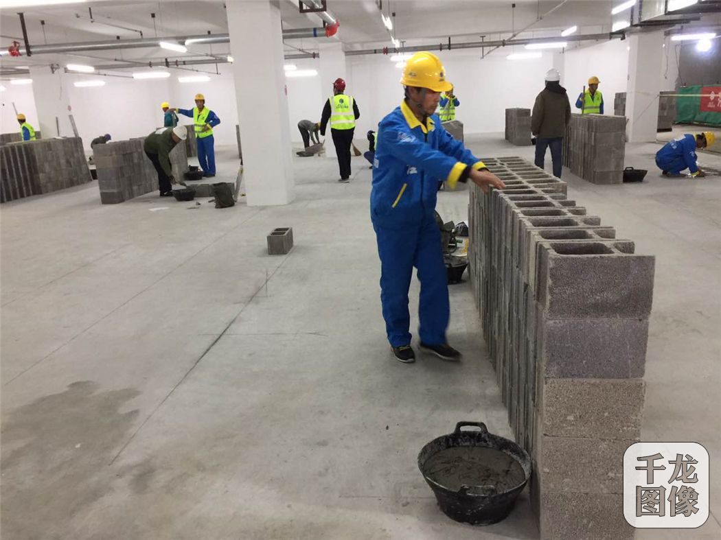 图4：10月26日，由北京住总承办的北京市建筑工匠技能大赛砌筑工决赛在北京住总小园项目部工地举行。来自北京住总、北京城建集团、中建二局、中建八局、北京建工等建筑企业共计30名选手参加了大赛角逐。（千龙网记者 宗晓丽 摄）