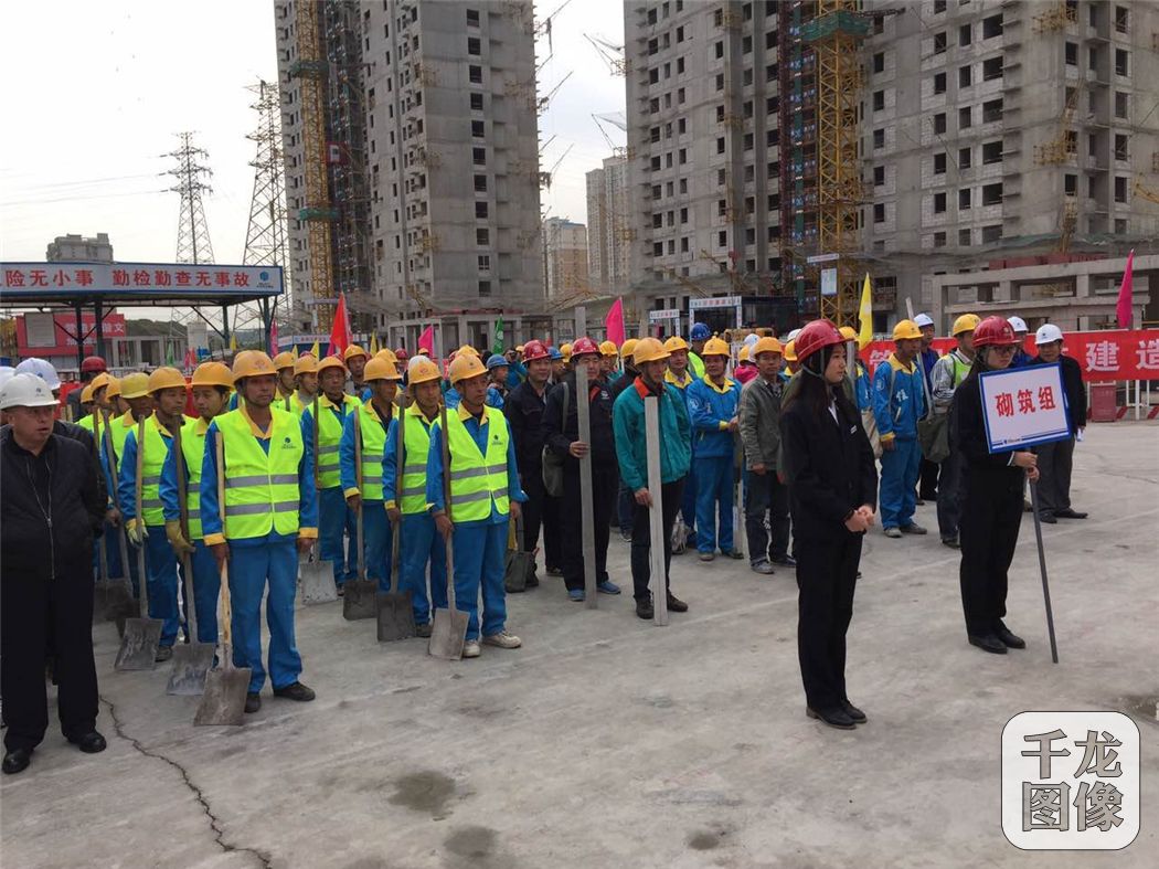 图1：10月26日，由北京住总承办的北京市建筑工匠技能大赛砌筑工决赛在北京住总小园项目部工地举行。来自北京住总、北京城建集团、中建二局、中建八局、北京建工等建筑企业共计30名选手参加了大赛角逐。（千龙网记者 宗晓丽 摄）