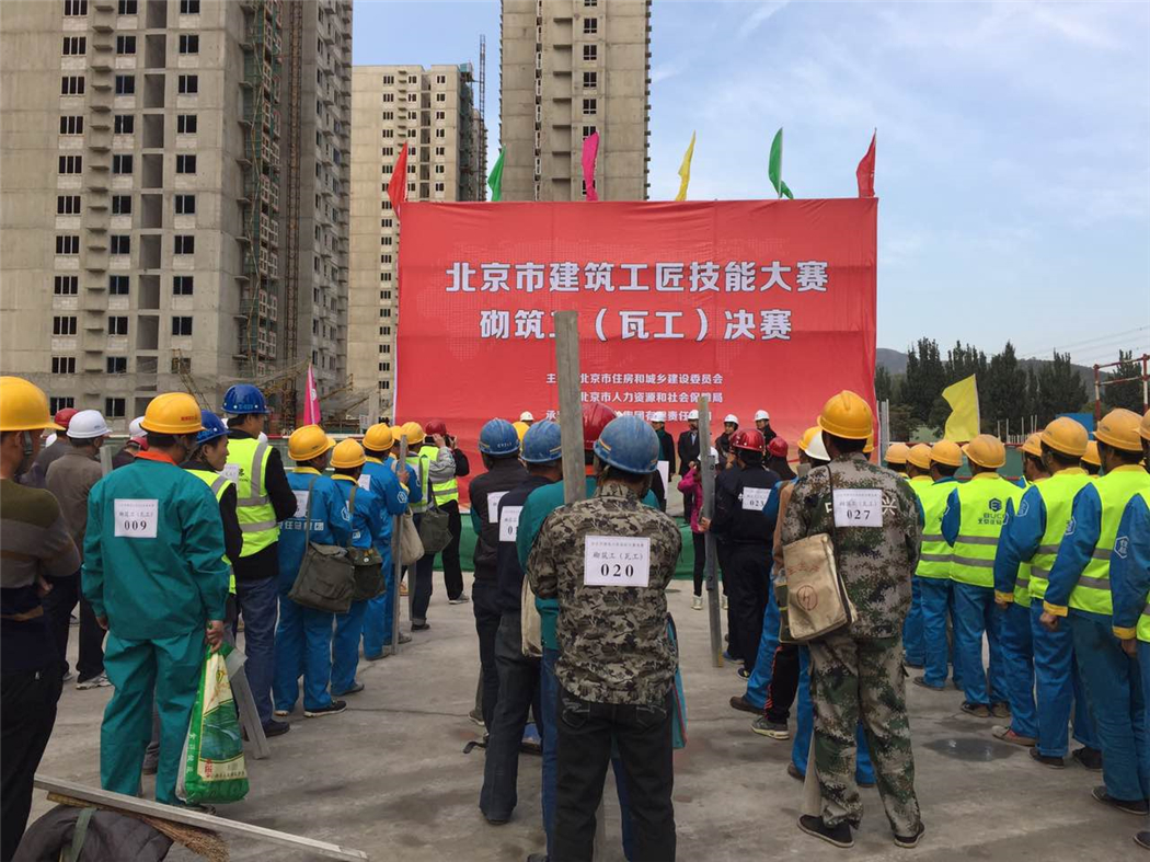 图6：10月26日，由北京住总承办的北京市建筑工匠技能大赛砌筑工决赛在北京住总小园项目部工地举行。来自北京住总、北京城建集团、中建二局、中建八局、北京建工等建筑企业共计30名选手参加了大赛角逐。（千龙网记者 宗晓丽 摄）