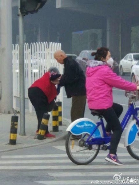 北京街头暖心一幕:老伴儿,我背你过马路
