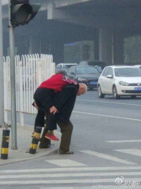 北京街头暖心一幕:老伴儿,我背你过马路