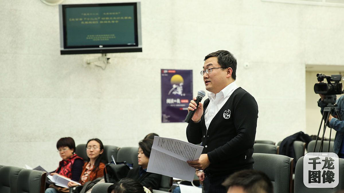 图为新华社记者提问。