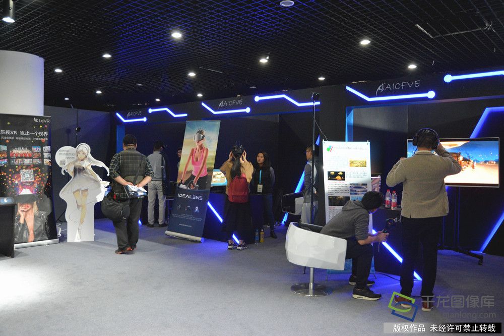 参展者在鱼果动画的展台通过VR眼睛感触虚拟偶像“零” 千龙网记者王双摄