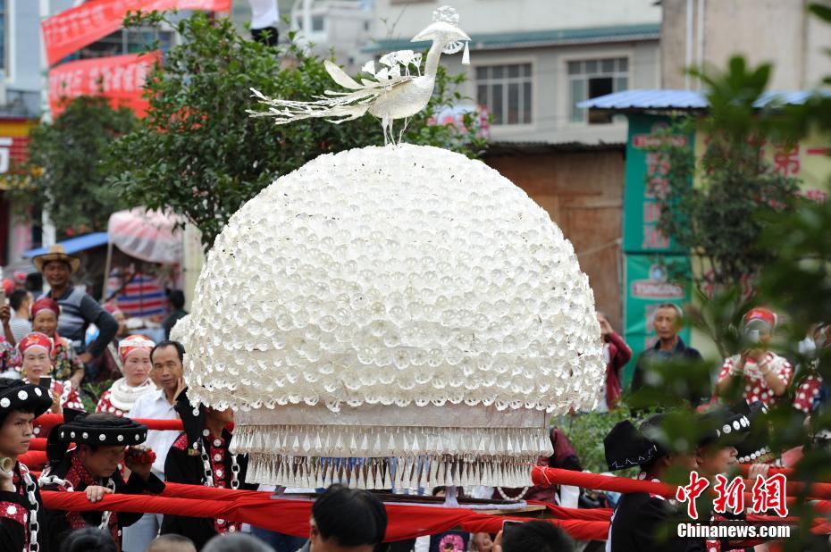 巨型银帽亮相苗族传统节日芦笙会